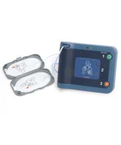 Närbild av Philips HeartStart FRx, en mörkblå och turkos hjärtstartare med två elektroder kopplade, mot vit bakgrund.