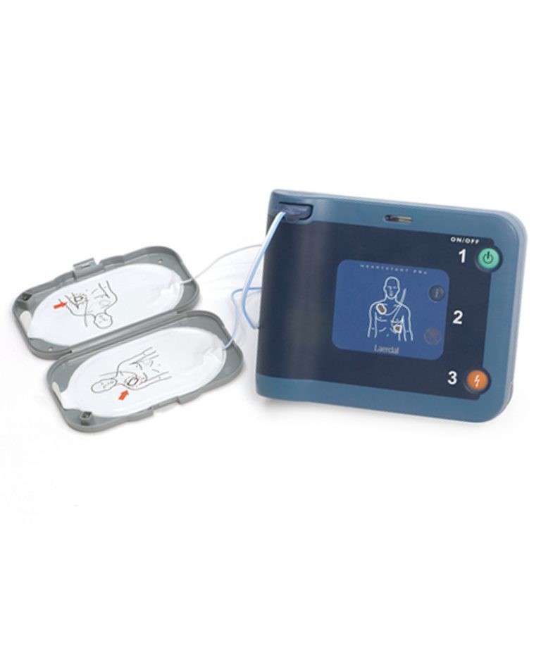 Närbild av Philips HeartStart FRx, en mörkblå och turkos hjärtstartare med två elektroder kopplade, mot vit bakgrund.